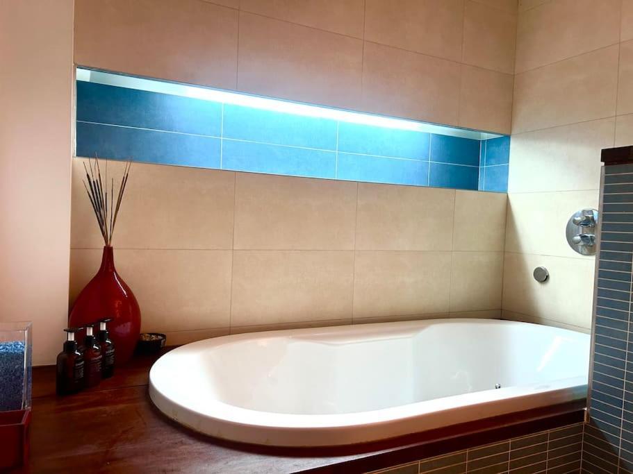 Down Town Spacious Duplex With Private Parking & Game Room Brussel Buitenkant foto